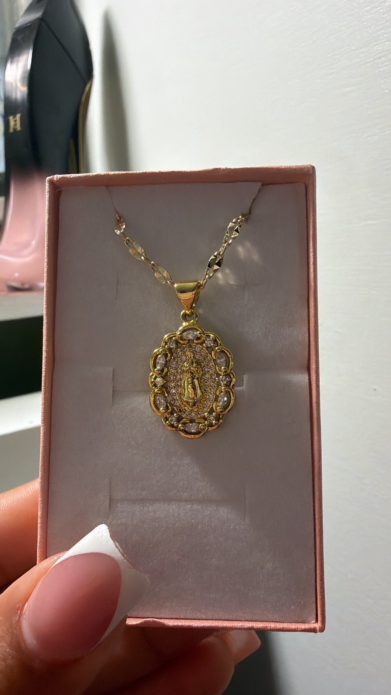 dainty virgen chain